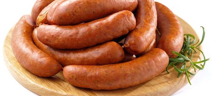 Gotowana kiełbasa a inne mięsa