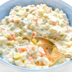 Ile kalorii konsumujesz? Odkrywamy wartości odżywcze i wagę sałatki jarzynowej