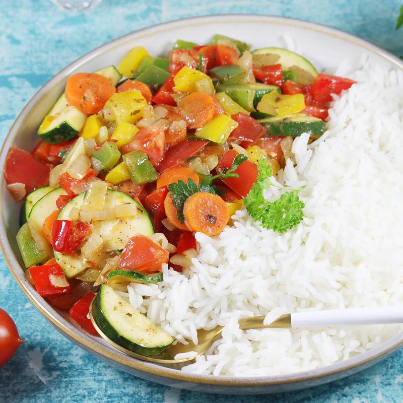 Ile kalorii ma ryż z warzywami? Odkryj zdrowe proporcje dla idealnego posiłku!