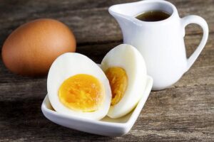 Jakie są wartości odżywcze i waga ugotowanego jajka na twardo oraz ile ma kalorii?