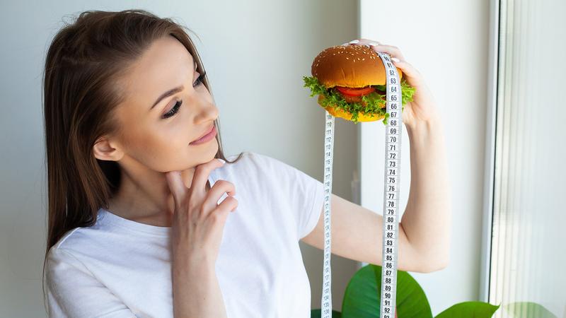 Ile kalorii spala nasze ciało, gdy stoimy w miejscu?