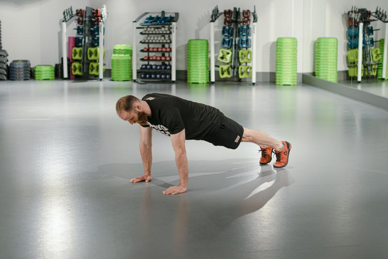 Ile kalorii spalają pompki? Sprawdź, jak skuteczne są w treningu!