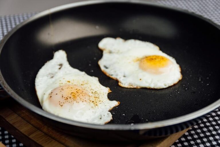 Ile kcal ma jajko sadzone bez tłuszczu? Odkryj jego wartości odżywcze!