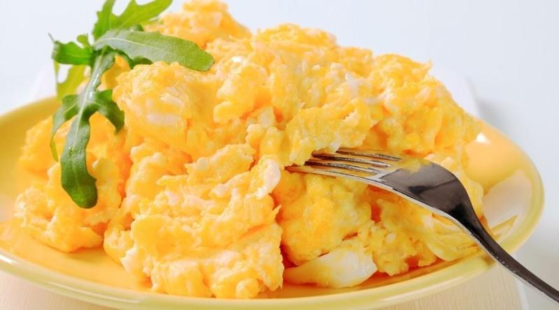 Jakie będą kalorie w jajecznicy bez tłuszczu? Sprawdź!