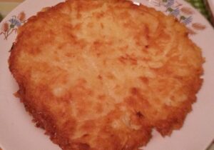 Ile kalorii ma placek ziemniaczany? Poznaj wartości odżywcze i wagę tego dania!