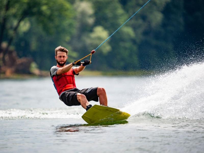 Odkryj fascynujący świat wakeboardingu – czym jest ta dynamiczna dyscyplina?