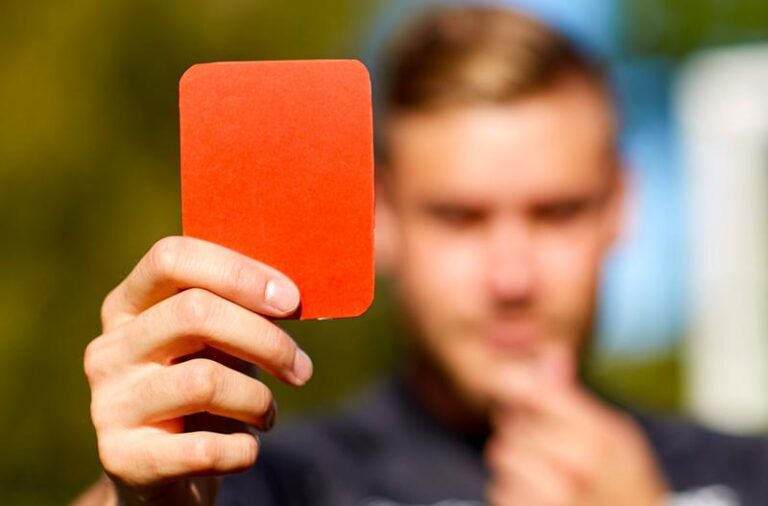 Czerwona i żółta kartka w piłce nożnej – co oznaczają i jakie kary się z nimi wiążą?