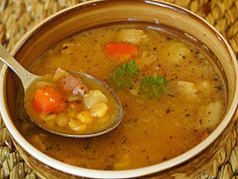 Ile kalorii zawiera zupa grochowa? Odkryj jej wartości odżywcze!