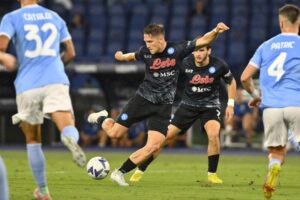 Rola pomocnika w piłce nożnej: Gdzie znajduje się na boisku i jakie ma zadania?