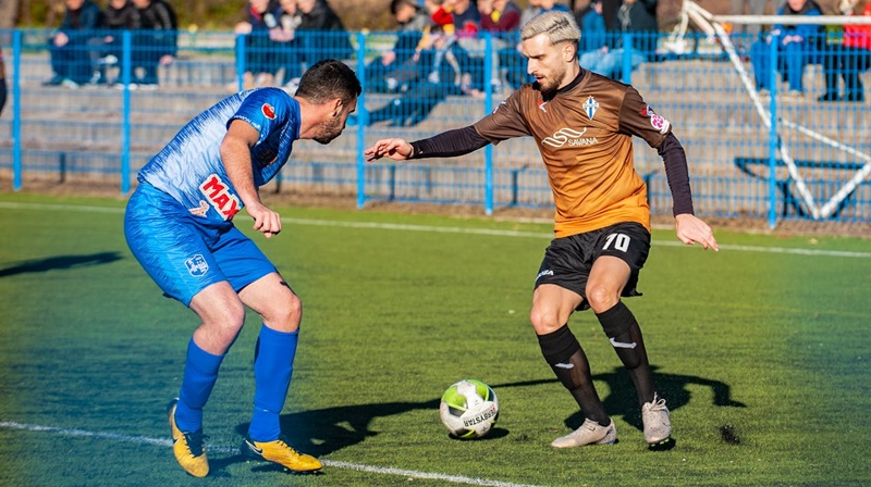 Jak właściwe ustawienie ciała wpływa na jakość podań i dryblingu?