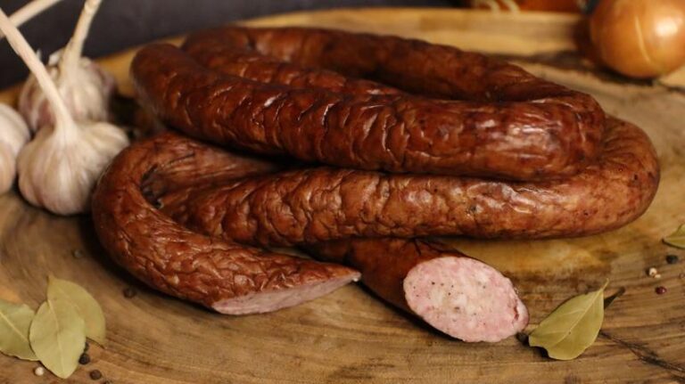 Kielbasa z ogniska – ile kalorii naprawdę kryje w sobie?