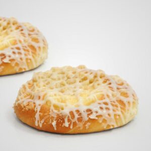 Ile kalorii kryje serowa drożdżówka? Poznaj jej wartości odżywcze i wagę!