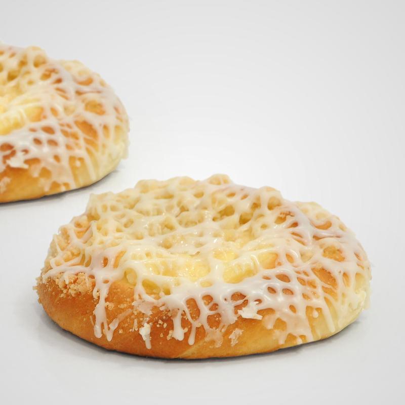 Ile kalorii kryje serowa drożdżówka? Poznaj jej wartości odżywcze i wagę!