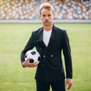 Jak krok po kroku zostać agentem piłkarskim i odnosić sukcesy w branży