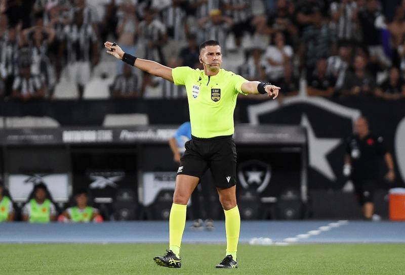 Jak skutecznie zostać sędzią piłkarskim? Poradnik krok po kroku